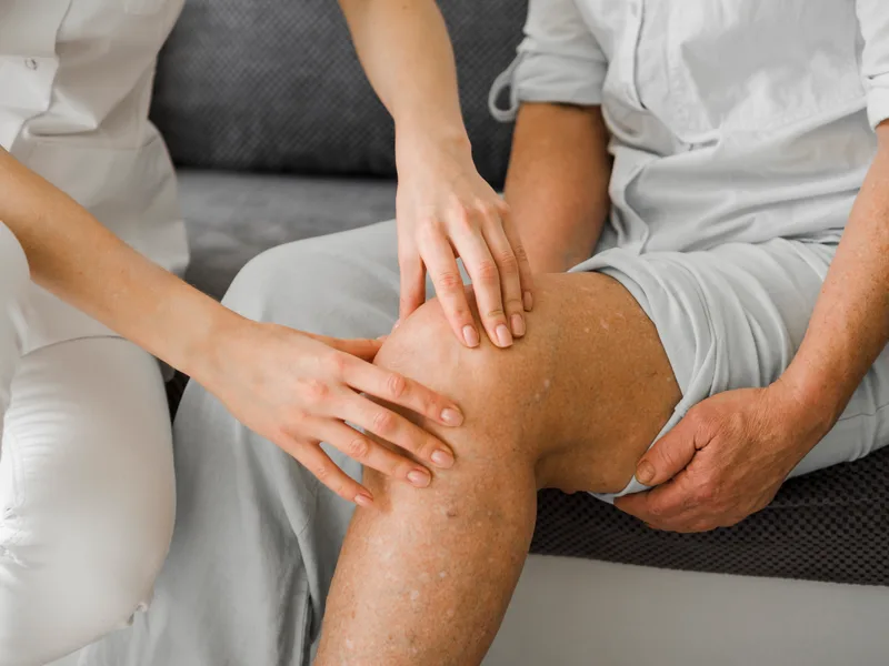 Chiropractic care for knee pain at Embrun Chiropractic Clinic in Embrun